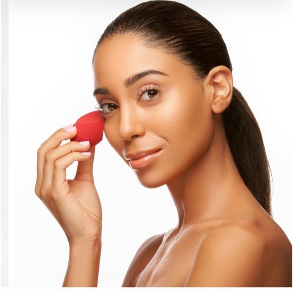 Fenty Bright Fix Eye brightener- Golden Ivory 10ml & Yensa Skin on Skin Sponge - Picture 6 of 15